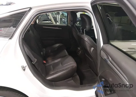 2013 Ford Fusion Energi Titanium z USA, uszkodzony, nr VIN 3FA6P0SU3DR373700